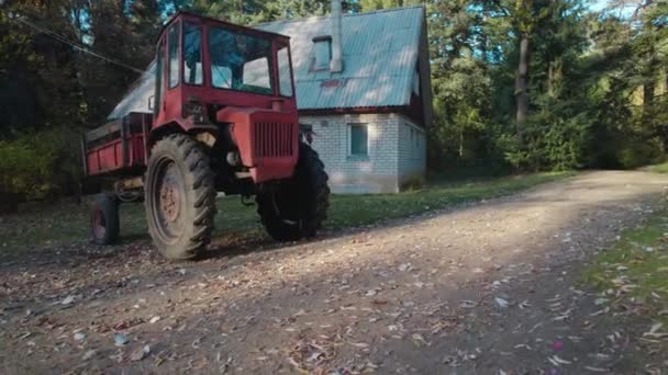 Alter Roter Traktor Der Nähe Eines Bauernhauses Wald — Stockvideo