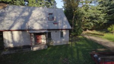 Ormandaki yaşlı avcı evi