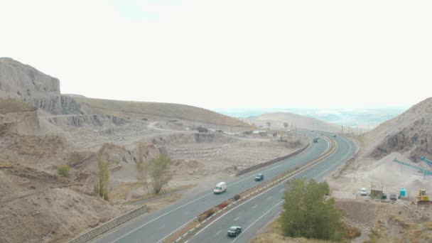 Lange Autobahn Über Ländliche Felder — Stockvideo