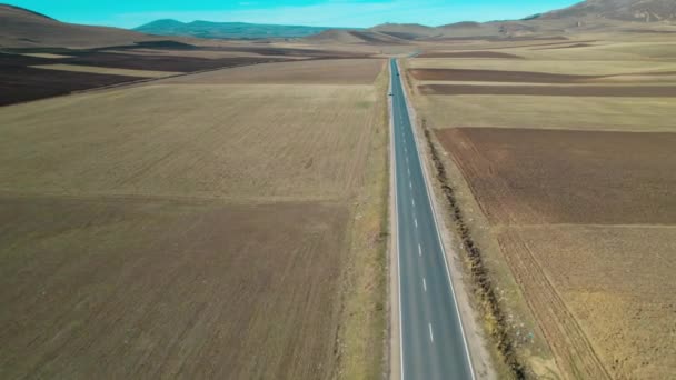 Lange Autobahn Über Ländliche Felder — Stockvideo