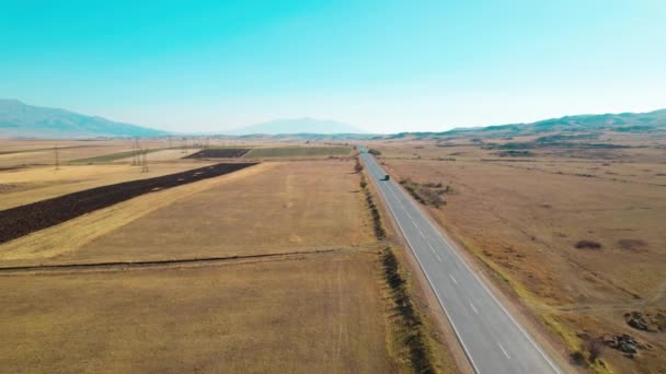 Lange Autobahn Über Ländliche Felder — Stockvideo