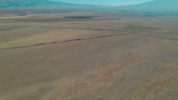 Larga Carretera Través Campos Rurales — Vídeo de stock