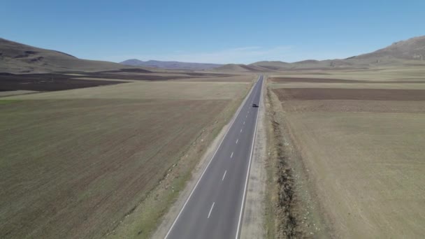 Lange Autobahn Über Ländliche Felder — Stockvideo