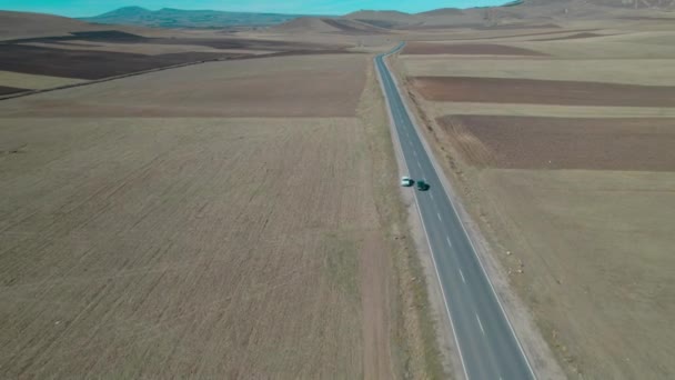 Lange Autobahn Über Ländliche Felder — Stockvideo