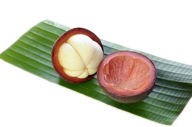 mangosteen muz yaprağı üzerinde beyaz izole kesmek