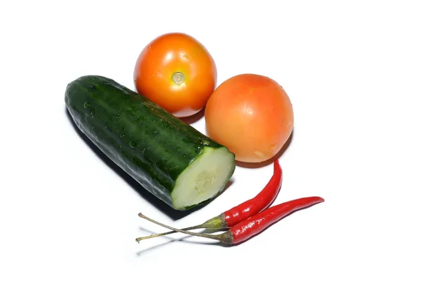 Tomates frescos, pepino cortado e pimentos quentes vermelhos em branco — Fotografia de Stock