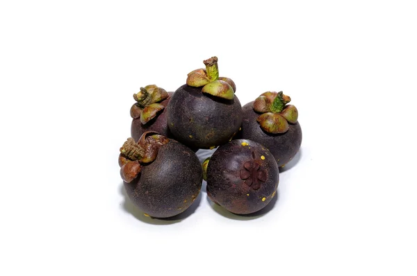 Mangosteen και μια περικοπή που απομονώνονται σε λευκό φόντο — Φωτογραφία Αρχείου