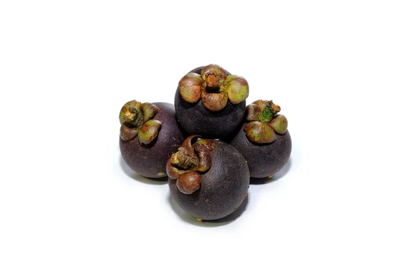 Mangosteen και μια περικοπή που απομονώνονται σε λευκό φόντο — Φωτογραφία Αρχείου