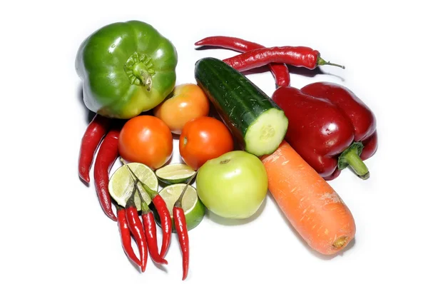 Tomates frescos, chiles, pimienta, pepino cortado y zanahoria en blanco Imagen de stock