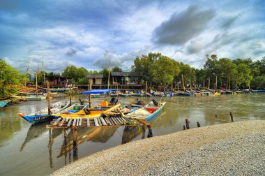 gün batımında suda yüzen balıkçı rıhtımı