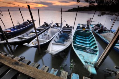 gün batımında suda yüzen balıkçı rıhtımı