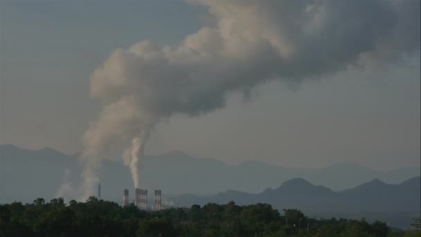 工业厂房电塔在能源或污染概念中的作用 — 图库视频影像