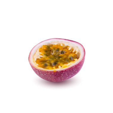 Tüm çarkıfelek meyvesi ve yarım marakuya beyaz arka planda izole edilmiş.