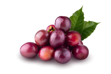 Beyaz arka planda kırmızı kahve çekirdekleri izole edilmiş.