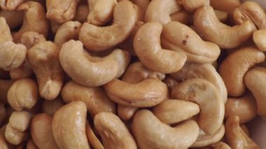 Ceviz yavaşça döner, beslenme ve atıştırma için sağlıklı yiyecekler..