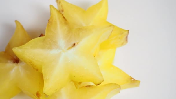 Yıldız Elması Yıldız Meyvesi Beyaz Arkaplan Üzerinde Döner — Stok video
