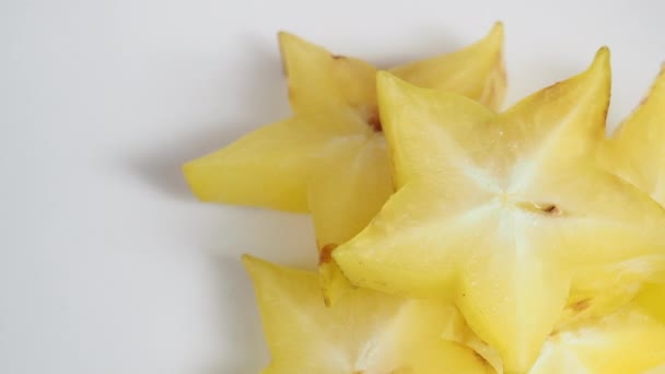 Yıldız Elması Yıldız Meyvesi Beyaz Arkaplan Üzerinde Döner — Stok video