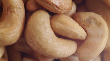 Ceviz yavaşça döner, beslenme ve atıştırma için sağlıklı yiyecekler..