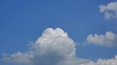 Beyaz kümülüyle dolu bir yaz gününde Güzel mavi gökyüzü