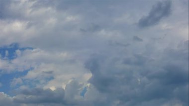 Beyaz kümülüyle dolu bir yaz gününde Güzel mavi gökyüzü