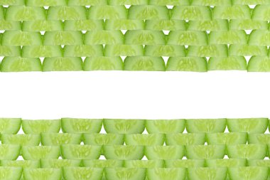 Beyaz arka planda izole edilmiş salatalık dilimi.