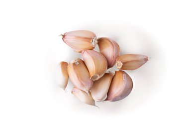 Beyaz arka planda izole edilmiş çiğ sarımsağı kapat
