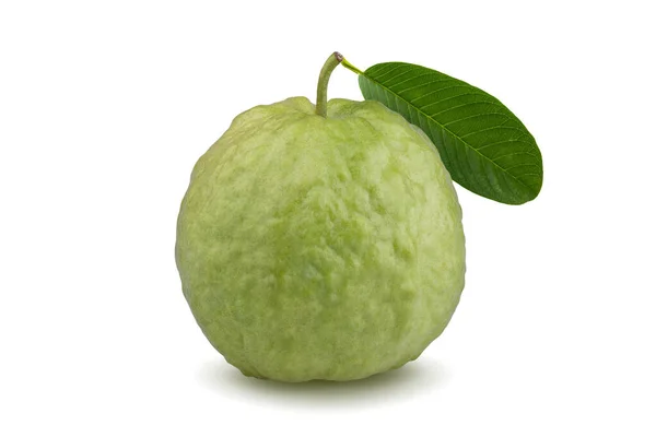 Yeşil Guava Yarım Beyaz Arka Planda Bırakır — Stok fotoğraf
