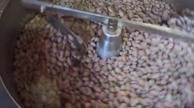 Kakao fasulyesi kızartması, fırında tava kızartma, kakao çekirdeği kızartma.