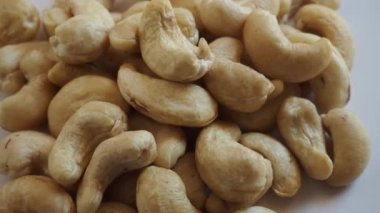 Ceviz yavaşça döner, beslenme ve atıştırma için sağlıklı yiyecekler.