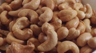 Ceviz yavaşça döner, beslenme ve atıştırma için sağlıklı yiyecekler.