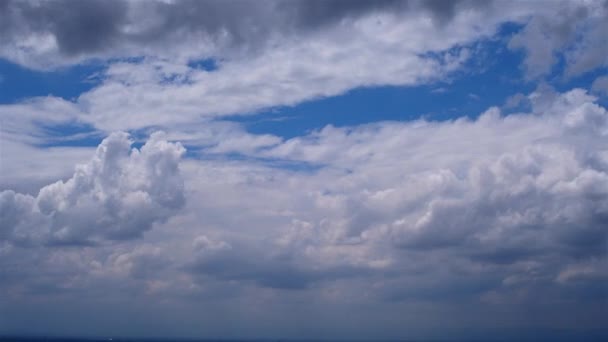 白い積乱雲が広がる夏の青空のタイムラプス — ストック動画