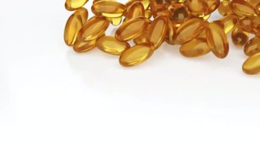 Yağlı ilaçlar içeren yumuşak jelatin kapsüller ve A vitamini ve E. 3D canlandırma hareketi gibi besin takviyeleri. Düşen Omega-3 balık yağı sıvı jel kapsülleri beyaz zemin üzerine düşüyor