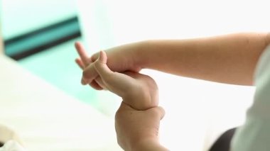 Güzellik masajı refleksoloji el masajı, güzellik tedavi konsepti