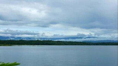 Bulutlar Kiew Kor Mah rezervuarı, Ban Huai Sanao Köyü, Pong Don Alt Bölgesi, Chae Hom Bölgesi, Tayland 'ın Lampang Bölgesi üzerinde hareket ediyor.