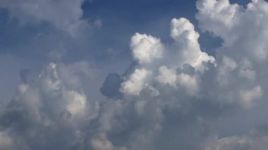 Mavi gökyüzü beyaz bulutlar. Kabarık beyaz bulutlar. Kümülüs bulutlu zaman çizelgesi.