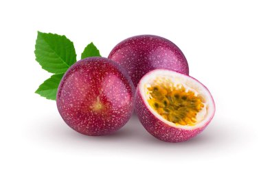 Tüm çarkıfelek meyvesi ve yarım marakuya beyaz arka planda izole edilmiş.