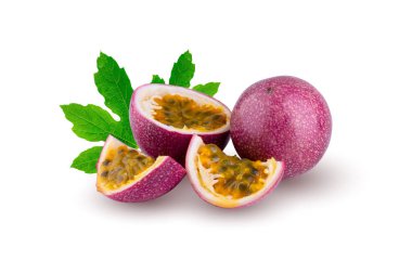 Tüm çarkıfelek meyvesi ve yarım marakuya beyaz arka planda izole edilmiş.