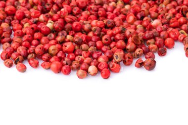 Beyaz arkaplanda izole edilmiş pembe biber tohumları.