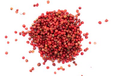 Beyaz arkaplanda izole edilmiş pembe biber tohumları.