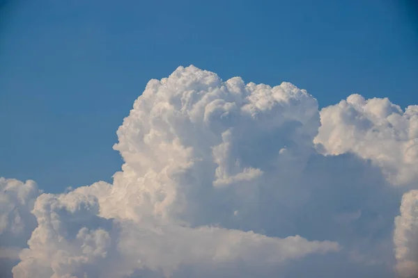 Nuvens Fofas Brancas Fundo Céu Azul — Fotografia de Stock