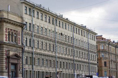 1.07.2021 Rusya St. Petersburg. Mimarlık. Fontanka nehri seti, 80 Dzhambula yolu, 2. Apartman binası.