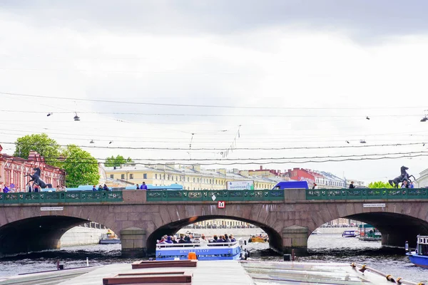 2021ロシアサンクトペテルブルク 馬の彫刻とAnichkov橋 橋への碑文 船の通行は禁止 — ストック写真