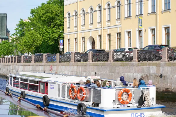 2021ロシアサンクトペテルブルク 建築物だ フォンタンカ堤防 川や運河のツアー — ストック写真