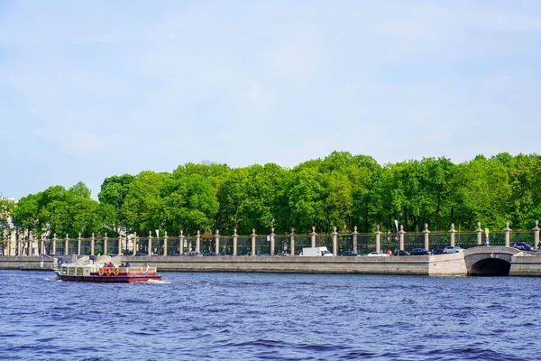 2021ロシアサンクトペテルブルク 建築物だ フォンタンカ堤防 川や運河のツアー — ストック写真