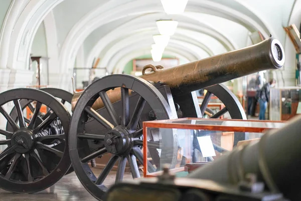 サンクトペテルブルクロシア2021年7月1日 信号司令部の軍事歴史博物館 ロシア軍の大砲とクオーク — ストック写真