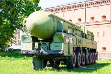 Saint Petersburg Rusya 1 Temmuz 2021. Askeri-Tarih Topçu Müzesi, Mühendislik Birlikleri ve Sinyal Birliği. RT-2PM Topol - Sovyet mobil yer tabanlı stratejik füze sistemi.