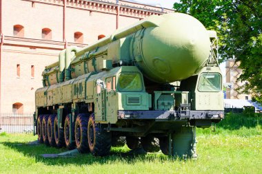 Saint Petersburg Rusya 1 Temmuz 2021. Askeri-Tarih Topçu Müzesi, Mühendislik Birlikleri ve Sinyal Birliği. RT-2PM Topol - Sovyet mobil yer tabanlı stratejik füze sistemi.