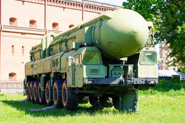 Saint Petersburg Rusya 1 Temmuz 2021. Askeri-Tarih Topçu Müzesi, Mühendislik Birlikleri ve Sinyal Birliği. RT-2PM Topol - Sovyet mobil yer tabanlı stratejik füze sistemi.