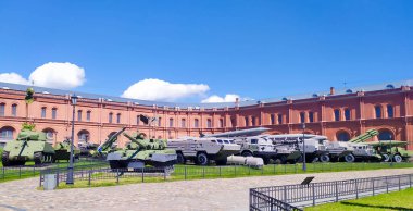 SAINT PETERSBURG, RUSSIA - 24 Şubat 2021: Askeri Topçu Müzesi 'nde çoklu fırlatma roket sistemli araçlar