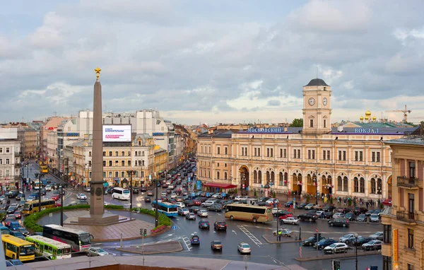 ロシアのサンクトペテルブルク 2013年6月11日 ヴォスタニヤ広場とモスクワ鉄道駅 — ストック写真